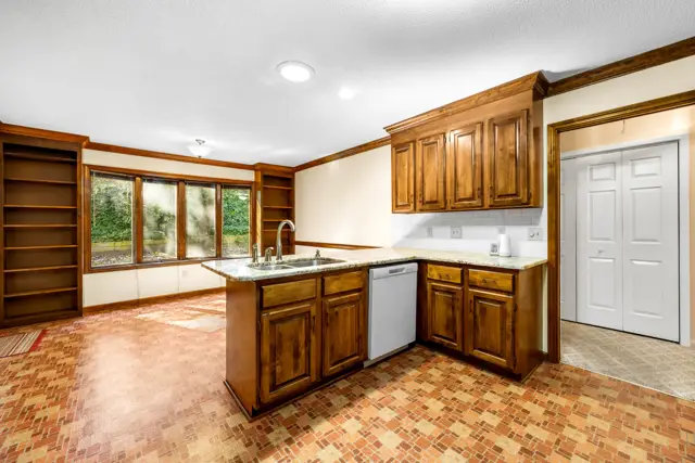 Kitchen peninsula with sink and dishwasher